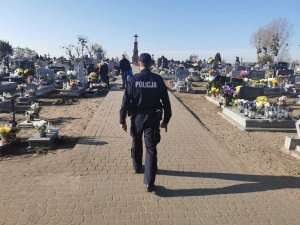 policjant patroluje nekropolie