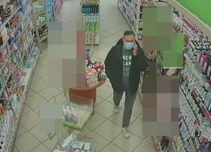 podejrzewany o kradzież spaceruje po terenie sklepu