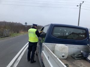 policjant kontroluje trzeźwość kierowcy dostawczego pojazdu
