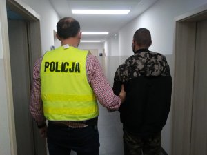 zatrzymany podejrzany prowadzony przez policjanta