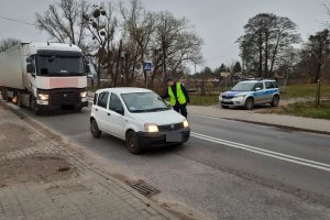 dzielnicowy sprawdza trzeźwość kierowcy auta osobowego