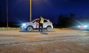 policjant kontroluje trzeźwość auta osobowego