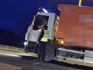 policjant sprawdza trzeźwość kierowcy ciężarówki