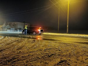 policjant kontroluje trzeźwość kierowcy auta osobowego