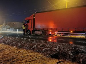 policjant kontroluje trzeźwość kierowcy ciężarówki