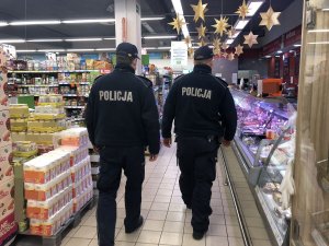 policjanci kontrolują sklep