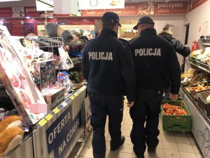 policjanci prowadza kontrolę w sklepie