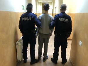 zatrzymany podejrzany prowadzony przez policjantów