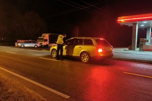 policjant sprawdza trzeźwość kierowcy urządzeniem