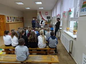 Pogadanka z uczniami w szkole w Trzeciewnicy