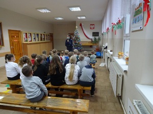 Pogadanka z uczniami w szkole w Trzeciewnicy