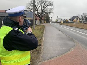 policjant mierzy prędkość urządzeniem