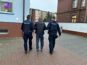 zatrzymany prowadzony przez policjantów