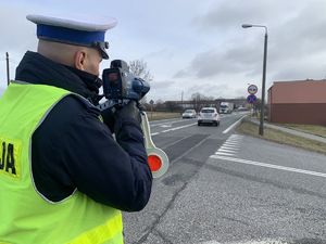 policjant mierzy prędkość urządzeniem