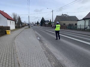 policjant zatrzymuje do kontroli auto ciężarowe