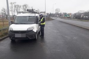 policjant kontroluje auto osobowe