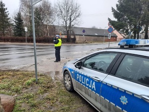 policjant mierzy prędkość urządzeniem