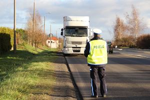 policjant kontroluje auto ciężarowe. zdjęcie ilustracyjne