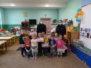 pamiątkowe zdjęcie policjantki z dziećmi