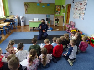 policjantka omawia znaczenie odblasków