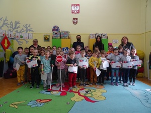 pamiątkowe zdjęcie policjantki z dziećmi