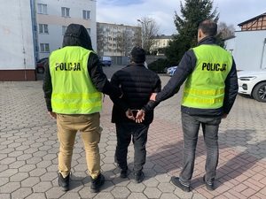 zatrzymany prowadzony przez policjantów