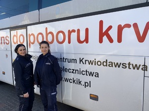 policjantki stoją przy autobusie