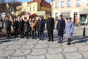 delegacja służb mundurowych na płycie rynku