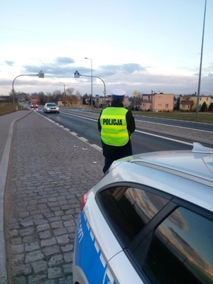 policjant obserwuje ruch