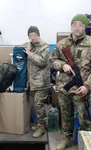 ukraińscy mundurowi z darami