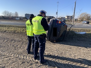 policjanci dokonują oględzin auta osobowego