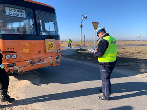 policjant dokonuje oględzin autobusu