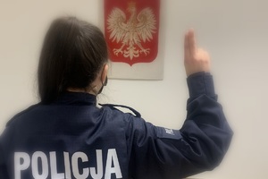 policjantka składa ślubowanie na Godło Państwowe