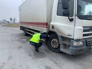 policjant kontroluje ogumienie ciężarówki