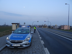 policjantka obserwuje ruch pojazdów