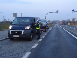 policjantka kontroluje auto z lawetą