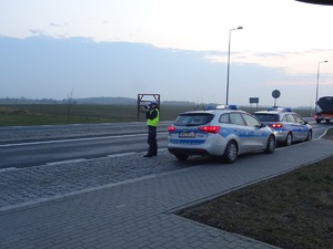 policjantka mierzy prędkość