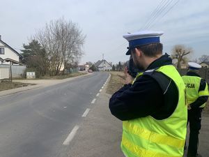 policjant mierzy prędkość auta