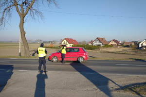 policjanci kontrolują trzeźwość