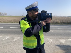 policjant mierzy prędkość. zdjęcie ilustracyjne