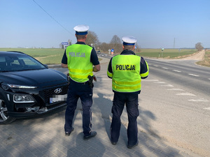 policjanci prowadzą obserwację ruchu na trasach