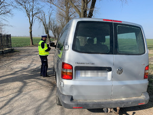 policjant kontroluje auto dostawcze