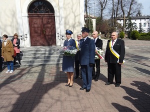 złożenie wiązanek przy tablicy upamiętniającej ofiary Zbrodni Katyńskiej