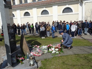 złożenie wiązanek przy tablicy upamiętniającej ofiary Zbrodni Katyńskiej