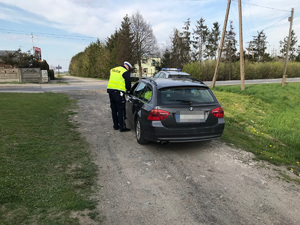 policjant kontroluje prędkość auta osobowego