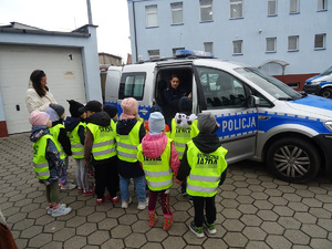 policjantka w radiowozie opowiada o pracy patrolowców