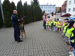 przewodnik opowiada o swojej pracy