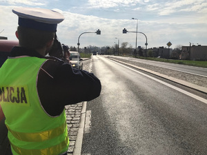 policjant kontroluje prędkość aut