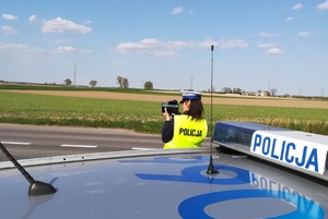 policjantka mierzy prędkość aut