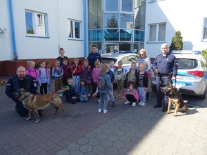 pamiątkowe zdjęcie policjantów z dziećmi